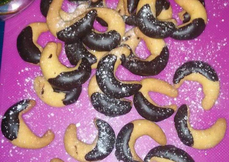 Bagaimana Membuat Almond crescent cookies Anti Gagal