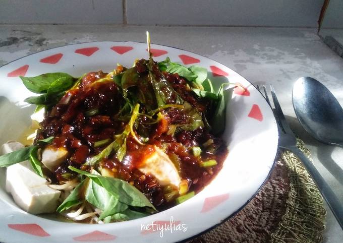 Toge goreng pakai daun kemangi