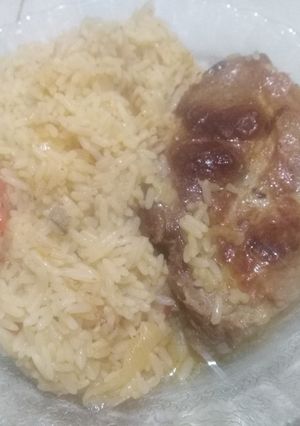 Una foto de Bondiola al vino blanco y ajo y una guarnición de arroz especias