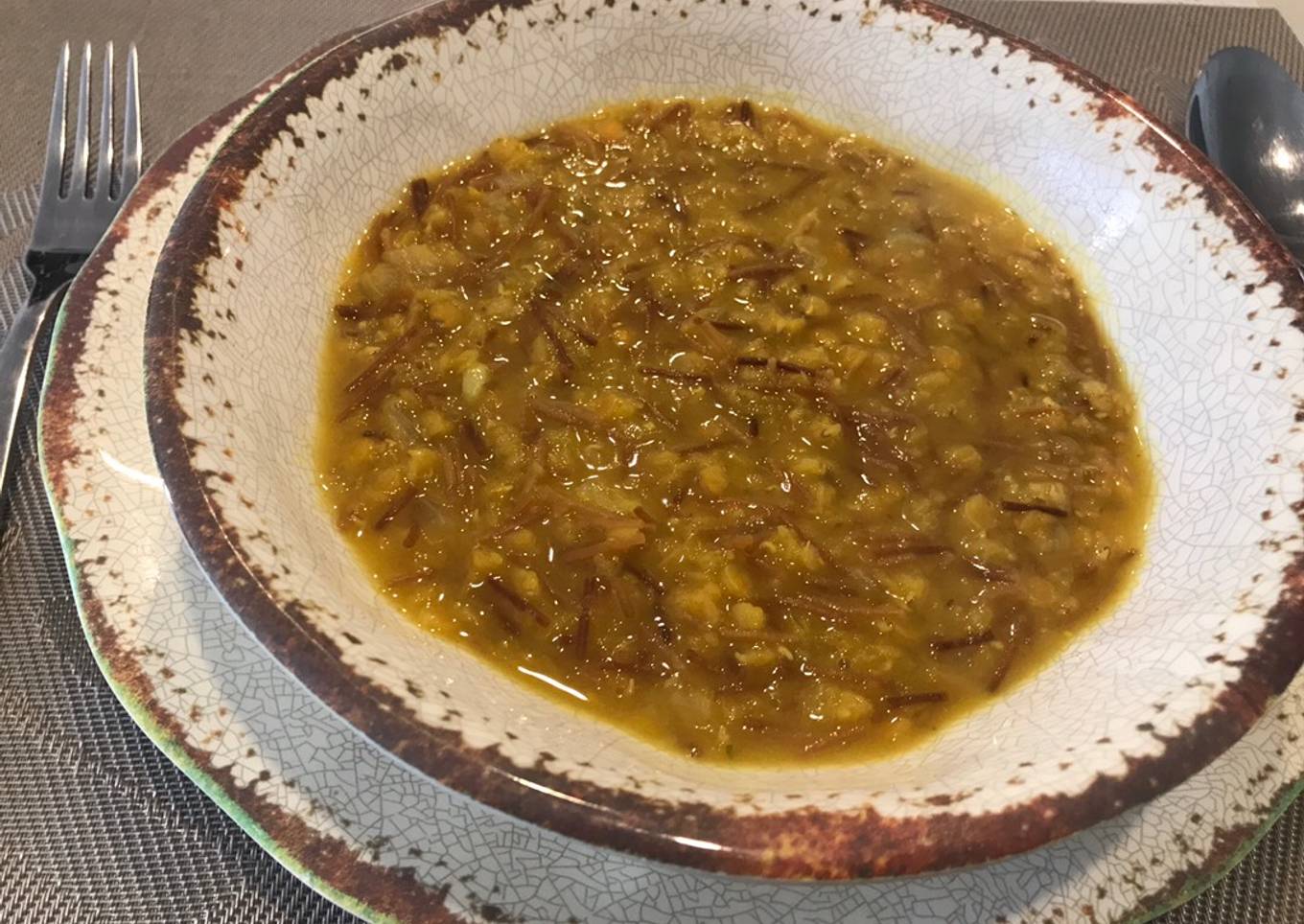 Lentejas rojas guisadas con cabellitos tostados