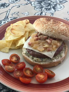 Una foto de Hamburguesa y sus avíos