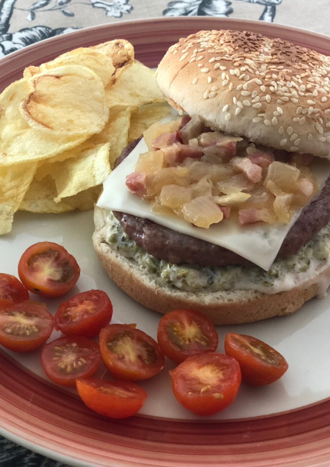 Una foto de Hamburguesa y sus avíos