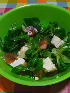 Una foto de Ensalada de rúcula, tomate y rulo de cabra