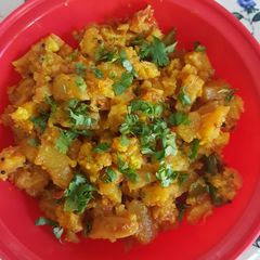 Aloo gobi (cauliflower with potatoes curry) A picture of Aloo gobi (cauliflower with potatoes curry).