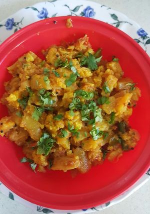 A picture of Aloo gobi  (cauliflower with potatoes curry).