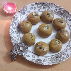 A picture of Besan ke laddu.