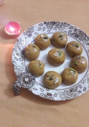 A picture of Besan ke laddu.
