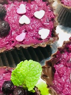 Una foto de Barquitos de chocolate con crema de arándanos