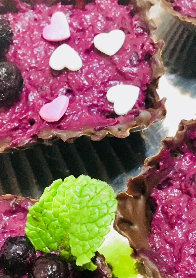 Una foto de Barquitos de chocolate con crema de arándanos