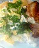 Ensalada de lechugas y espinacas con pescado frito