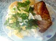Una foto de ensalada de jurel