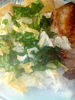 Una foto de Ensalada de lechugas y espinacas con pescado frito