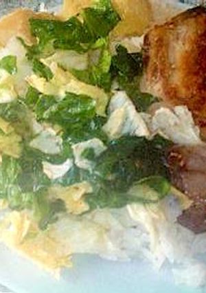 Una foto de Ensalada de lechugas y espinacas con pescado frito