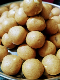 बेसन लाडू (besan laddoo recipe in marathi) रेसिपी चे मुख्य फोटो