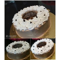 A picture of A giant donut cake 🍩.