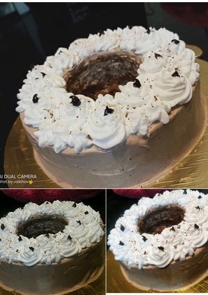 A picture of A giant donut cake 🍩.
