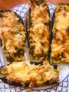 Una foto de Berenjenas rellenas de pollo y vegetales