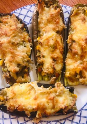 Una foto de Berenjenas rellenas de pollo y vegetales