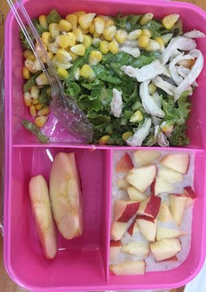 Hình của món Salad sốt schua + yến mạch táo đỏ.