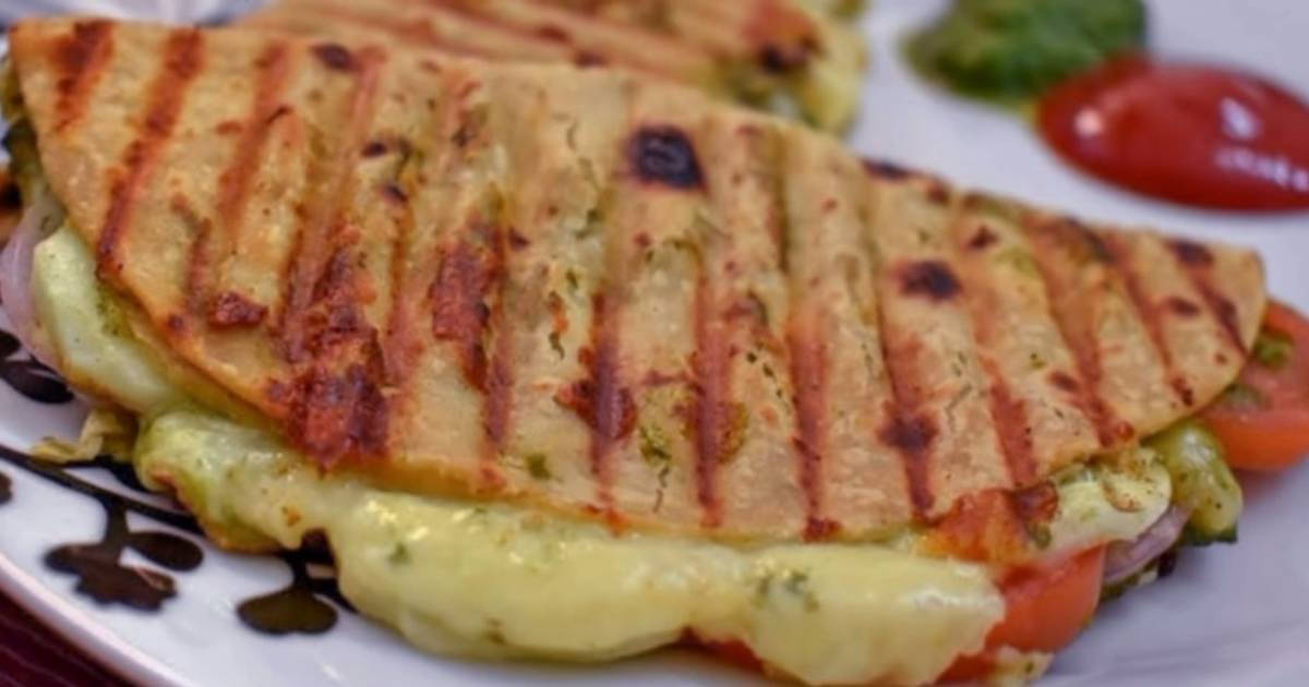 चपाती सेंडविच (Chapati sandwich recipe in marathi) रेसिपी Priyanka