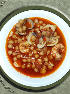 Una foto de Garbanzos con langostinos y almejas