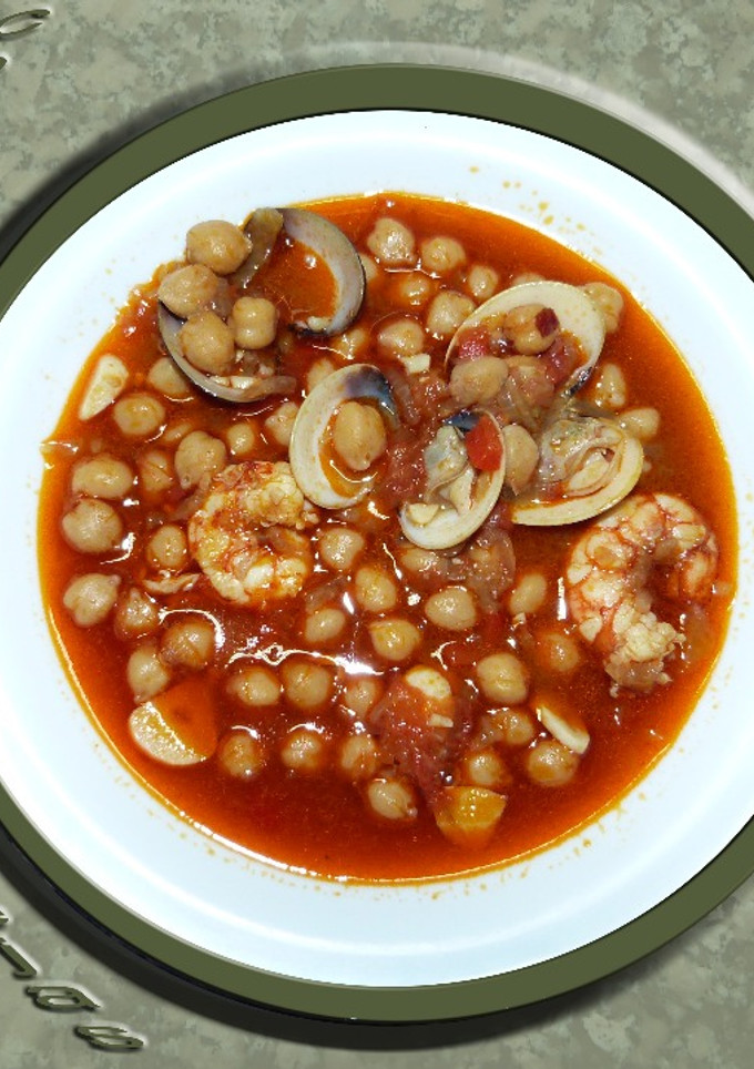 Una foto de Garbanzos con langostinos y almejas