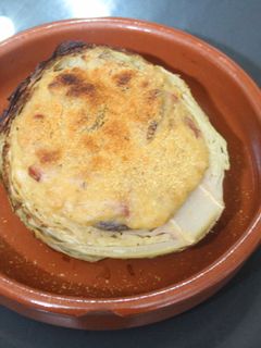 Una foto de Col rellena de bechamel con bacon