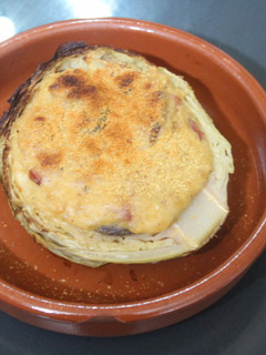 Una foto de Col rellena de bechamel con bacon