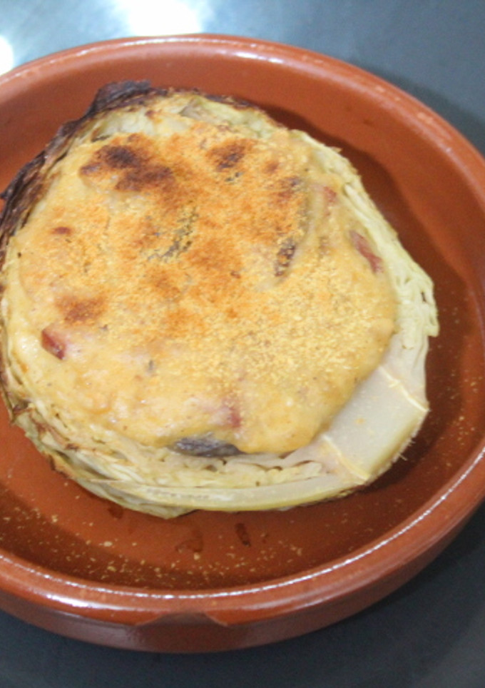 Una foto de Col rellena de bechamel con bacon