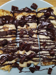 Una foto de Crepes con chocolate y dátiles