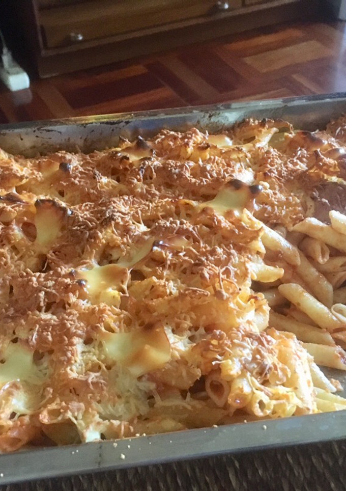 Una foto de Macarrones a la boloñesa gratinados con queso
