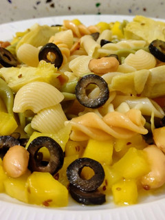 Una foto de Mix de pasta con salteado de mango, alcachofas, almendras, aceitunas y anís