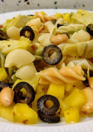 Una foto de Mix de pasta con salteado de mango, alcachofas, almendras, aceitunas y anís