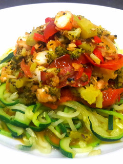 Una foto de Espaguetis de calabacín con verduras y langostinos