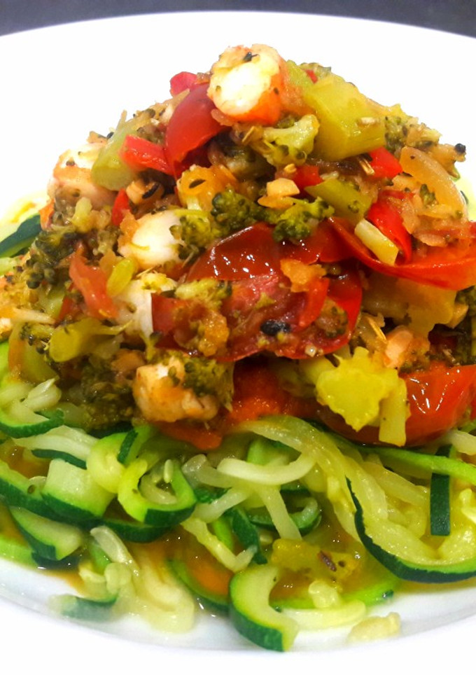 Una foto de Espaguetis de calabacín con verduras y langostinos