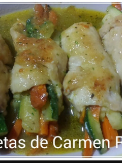 Una foto de Ataditos de pechuga de pollo con salsa de verduras