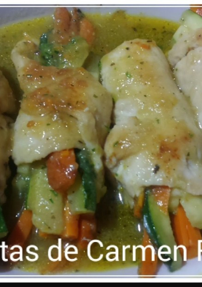 Una foto de Ataditos de pechuga de pollo con salsa de verduras