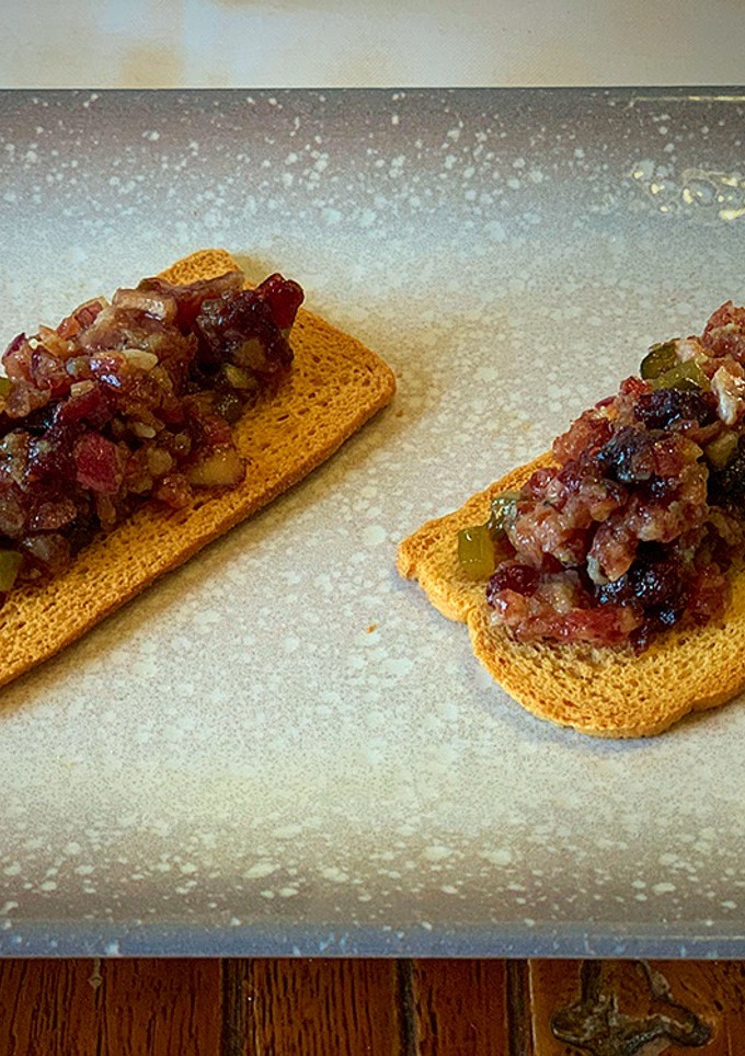 Una foto de Tartar de fuet