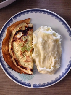 Una foto de Omelette con puré de papas