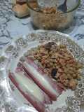Salchichas con queso con tomate y mayonesa de ave