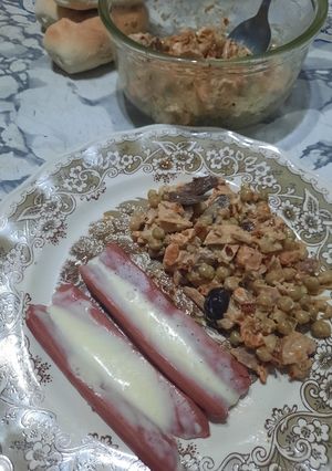 Una foto de Salchichas con queso con tomate y mayonesa de ave