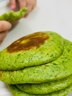 Hình của món Pancake Trái Bơ Cải Xoăn Kale Bé Ăn Dặm BLW.