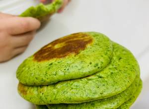 Hình của món Pancake Trái Bơ Cải Xoăn Kale Bé Ăn Dặm BLW.