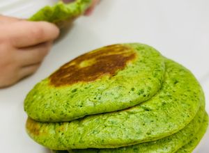Hình của món Pancake Trái Bơ Cải Xoăn Kale Bé Ăn Dặm BLW.