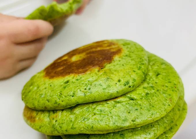 Cách Làm Món Pancake Trái Bơ Cải Xoăn Kale Bé Ăn Dặm BLW của Bòn Bon -  Cookpad