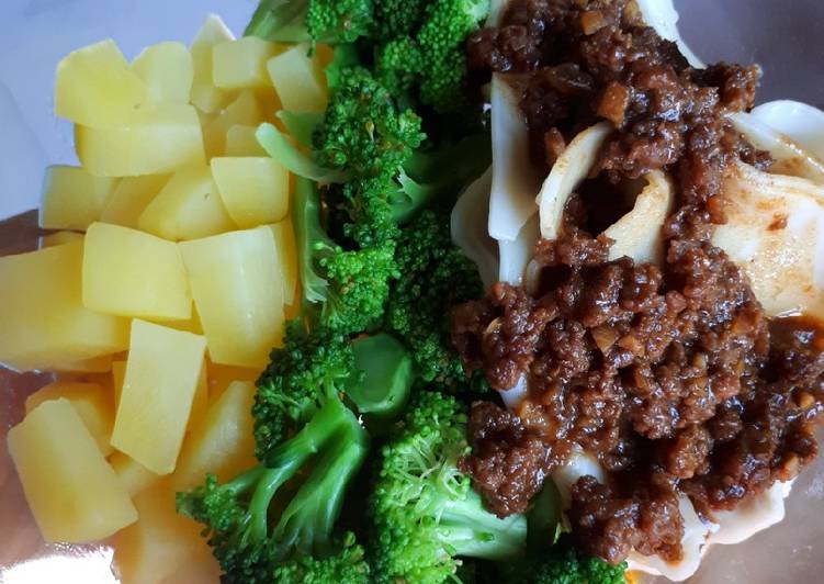 Bumbu mengolah Beef Stew and Prawn Dumpling mix with Steam Potato and Broccoli yang enak