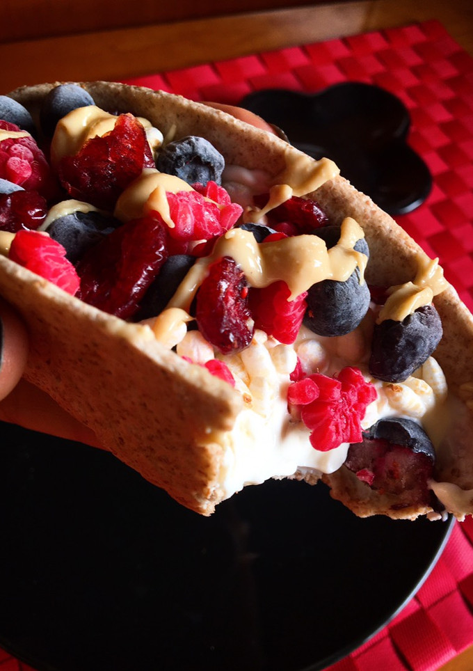 Una foto de Barquitas de yogur y frutos rojos
