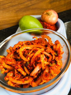 કાંદા કેરી અચાર(Onion Mango Pickle Recipe In Gujarati) રેસીપી મુખ્ય ફોટો