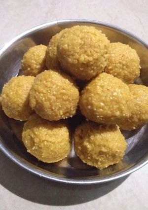 बेसन के लड्डु (Besan ke laddu recipe in Hindi) रेसिपी मुख्य फोटो