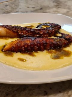Una foto de Pulpo frito con crema de patatas y salsa de adobo